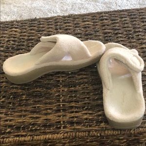 NEW WITHOUT TAGS Vionic fuzzy slippers